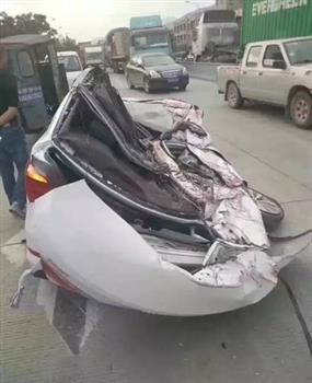 Ôtô con bị đè bẹp như tờ giấy, tài xế sống sót thần kỳ