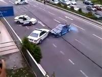 Giỡn mặt cảnh sát bằng màn drift điêu luyện