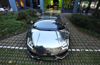 Lamborghini Huracan bọc crôm sáng bóng