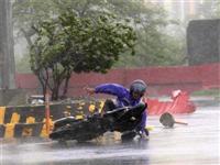 Những tai nạn xe khôn lường trong bão