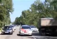 Ôtô rước dâu lao vào xe tải