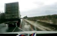 Pha thoát nạn thót tim của ôtô mất lái