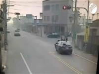 Tai nạn không thể hiểu với người lái môtô đang chờ đèn đỏ