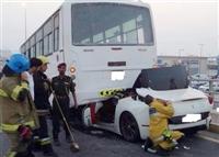 Thoát chết thần kỳ khi lái Ferrari chui gầm xe buýt