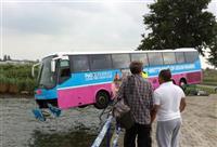 Xe buýt nằm vắt vẻo trên thành cầu