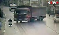Xe tải mất lái chèn nát xe máy