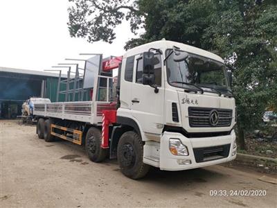 Xe chở kính có cần cẩu 4 chân Dongfeng