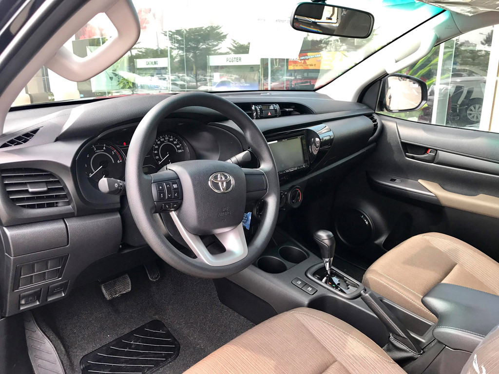 toyota-hilux-2018-o-at-ve-viet-nam 2