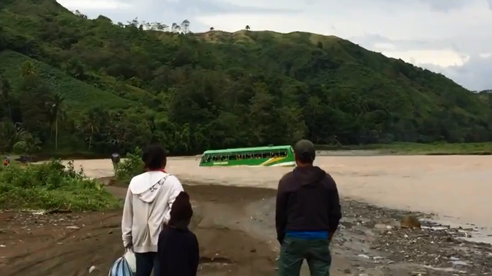 xe-buyt-lieu-linh-vuot-song-lu-van-cho-day-hoc-sinh-2