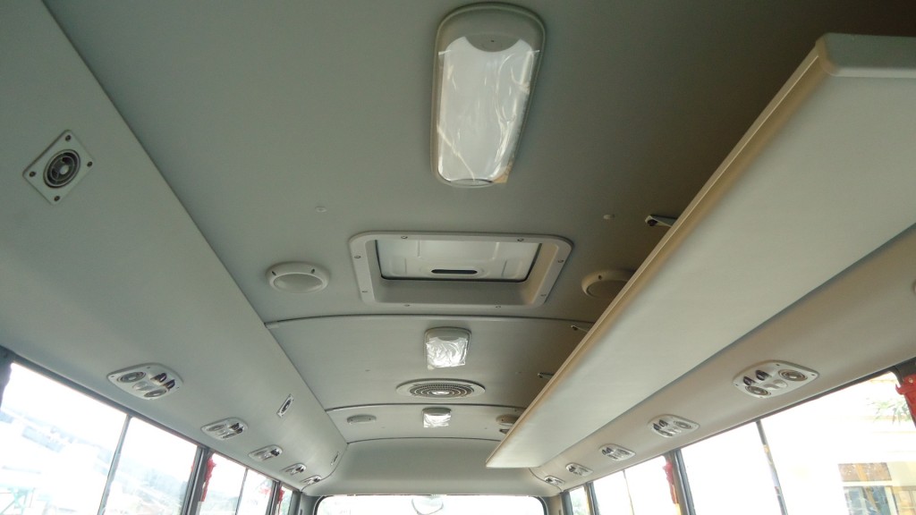 Đèn trần  và lỗ điều hòa